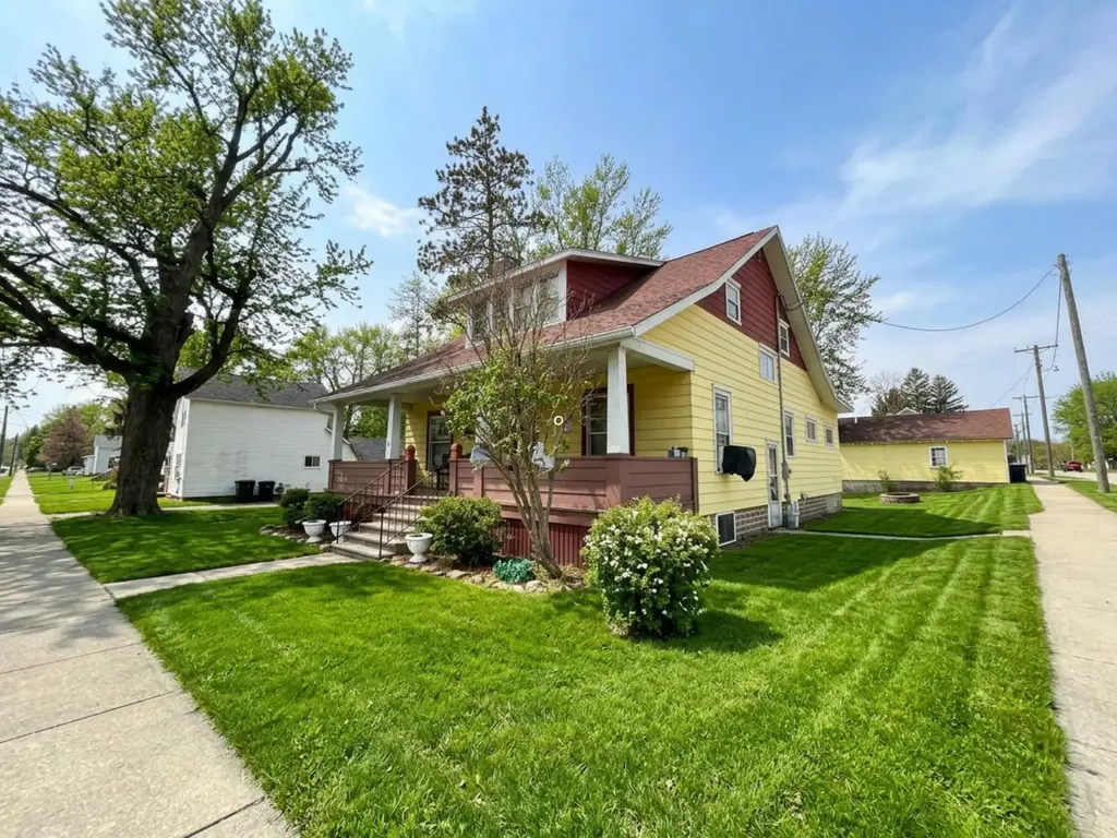 1035 Academy Street, Elroy