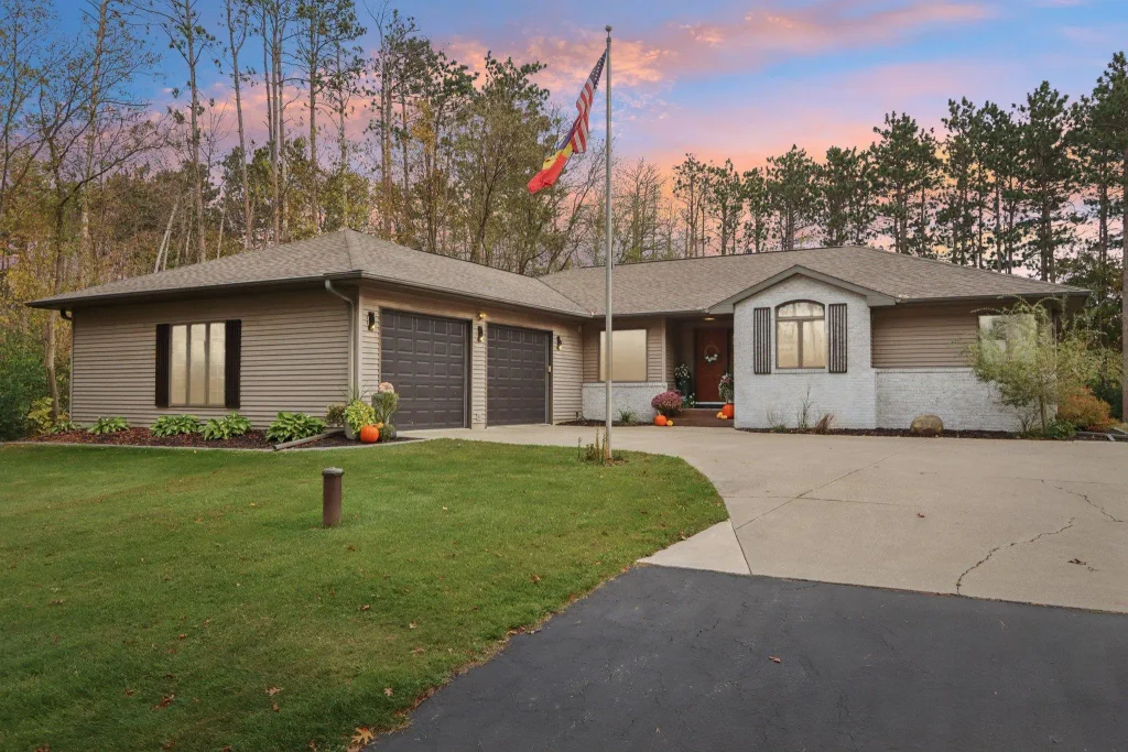 S2948 Fairway Drive, Excelsior