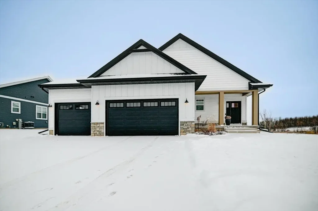 414 E School Road, Cottage Grove