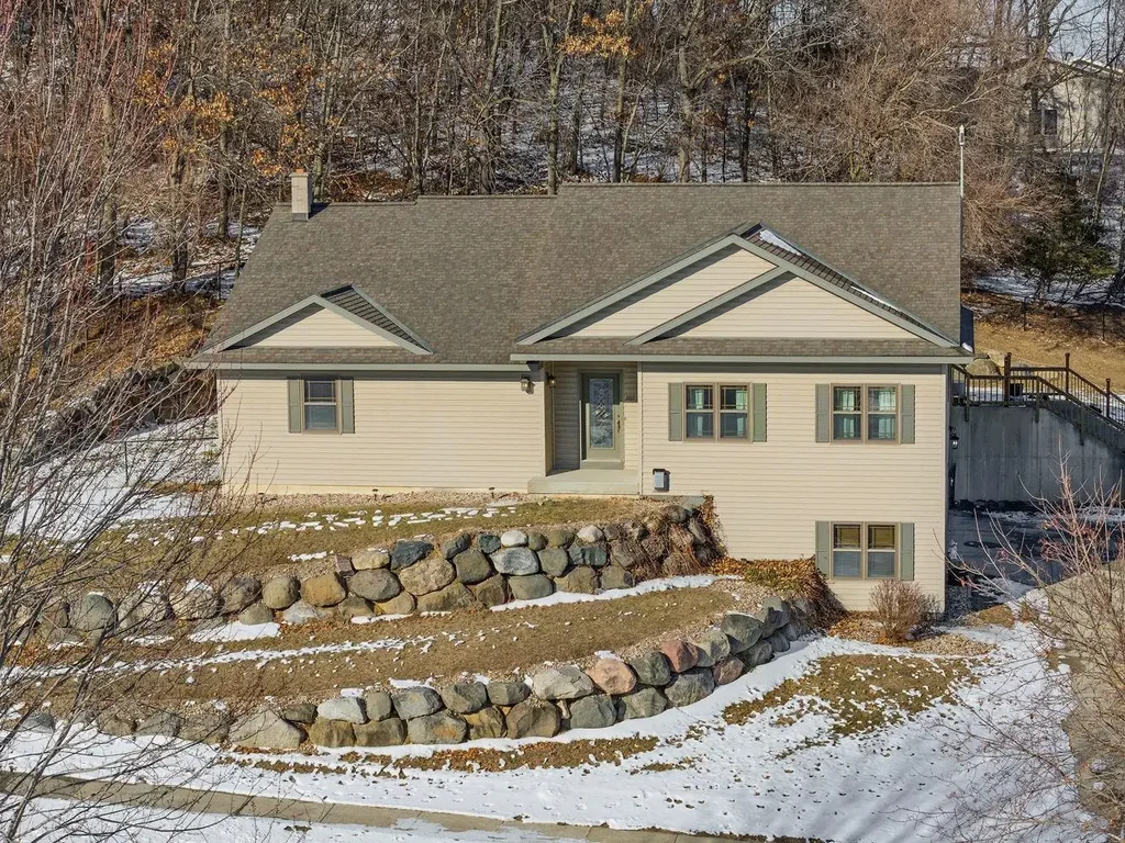 1011 Pine Grove Drive, Reedsburg