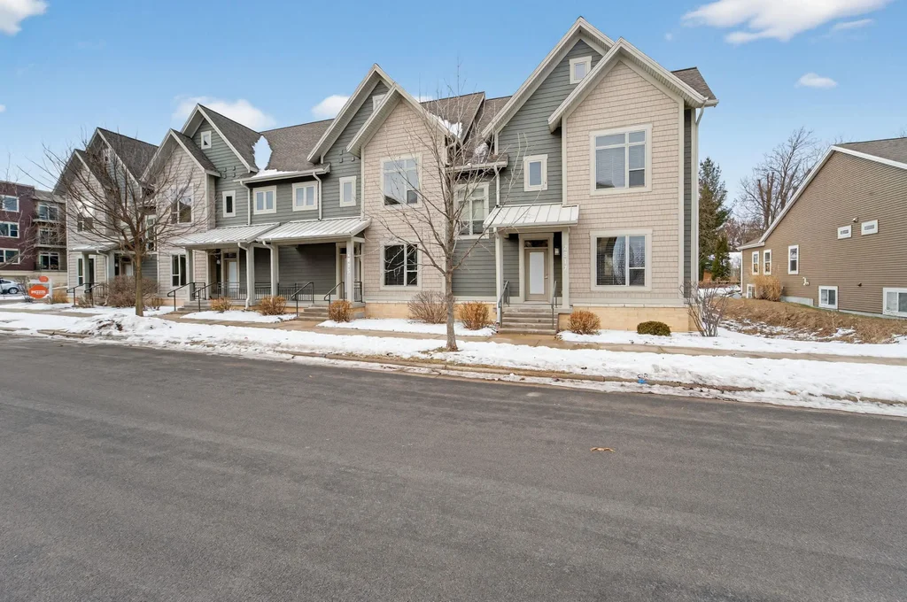 2817 No Oaks Ridge, Fitchburg