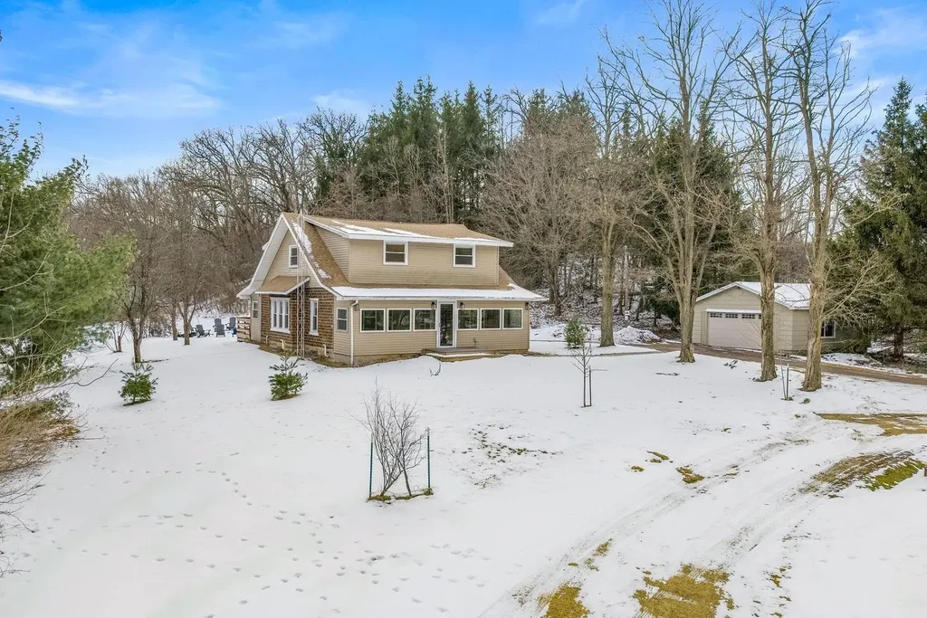 E10013 County Road P, Delton