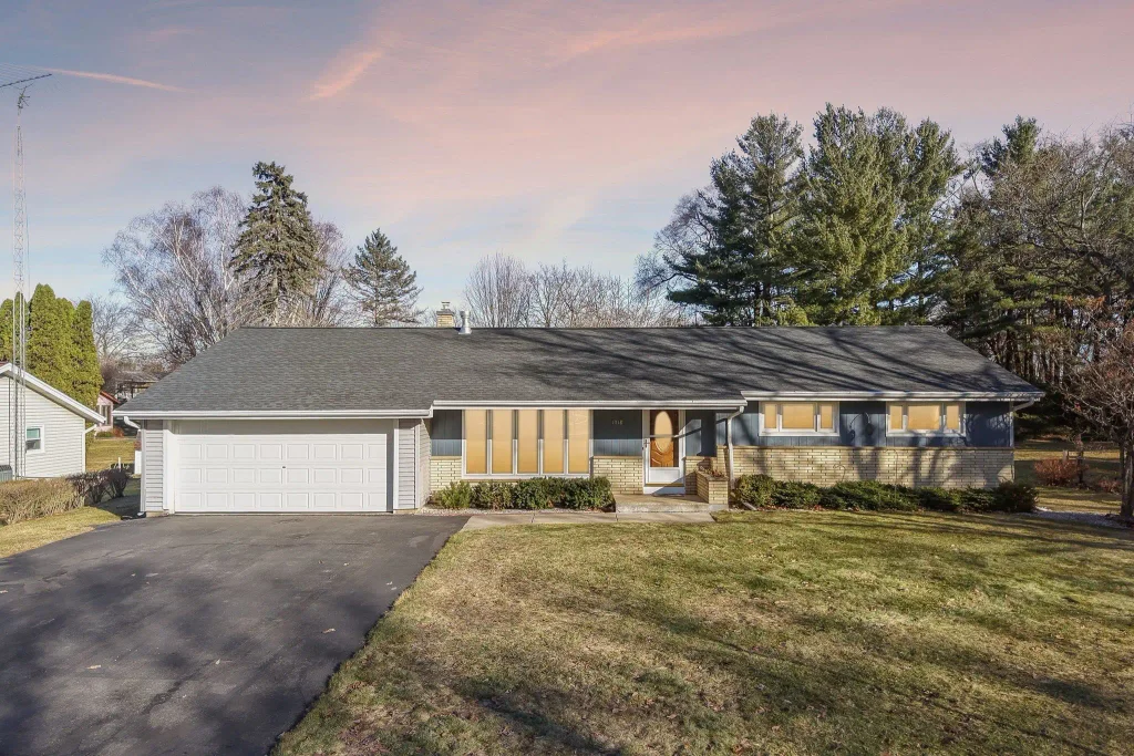 1018 S Ferry Drive, Lake Mills