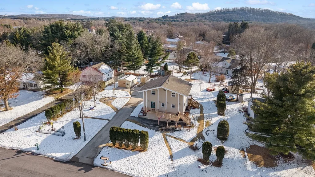 W10707 Airport Drive, Lodi