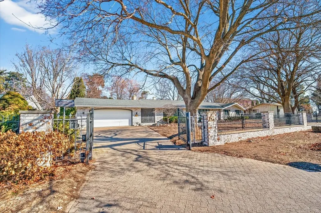 2901 Grandview Boulevard, Madison