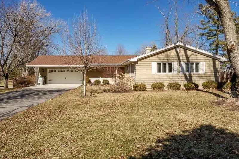 1901 E Colley Road, Turtle