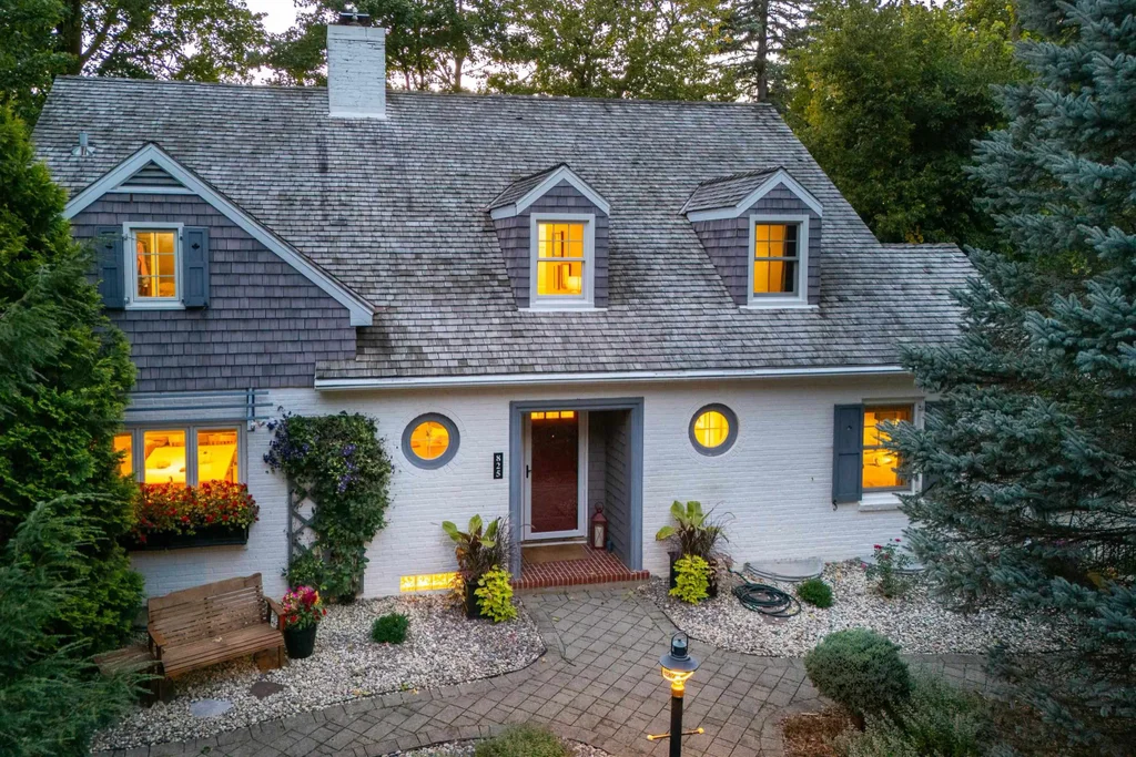 825 Mcbride Road, Maple Bluff