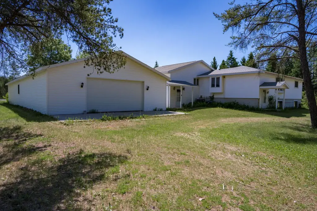 N10368 Queens Way, Necedah