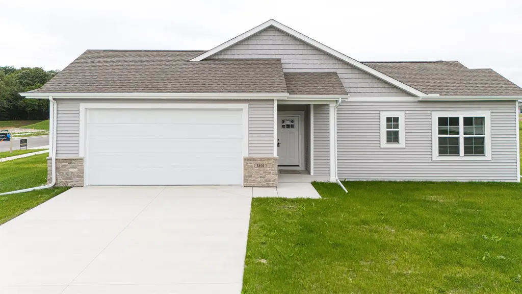 3801 N Woodbury Lane, Janesville