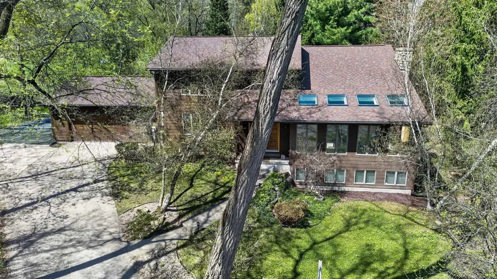 5 Wood Crest Court, Madison