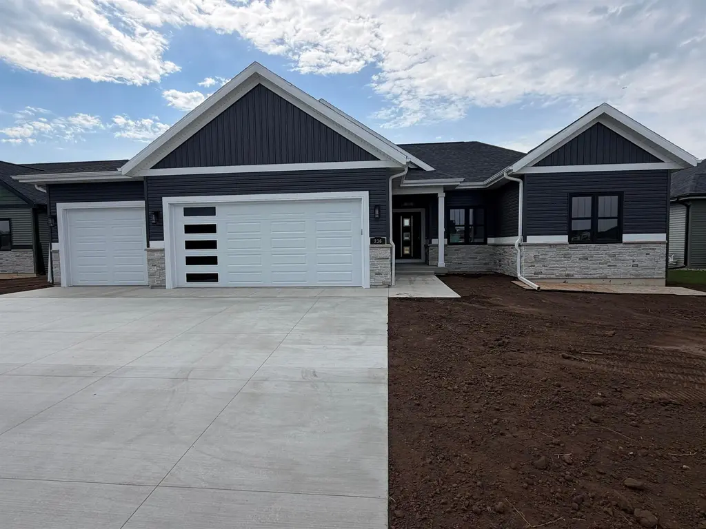 236 Falcon Court, Sauk City