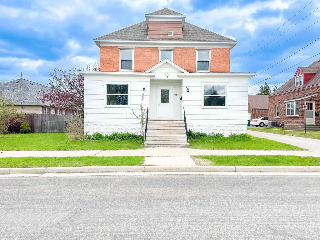 910 Wells Street, Marinette