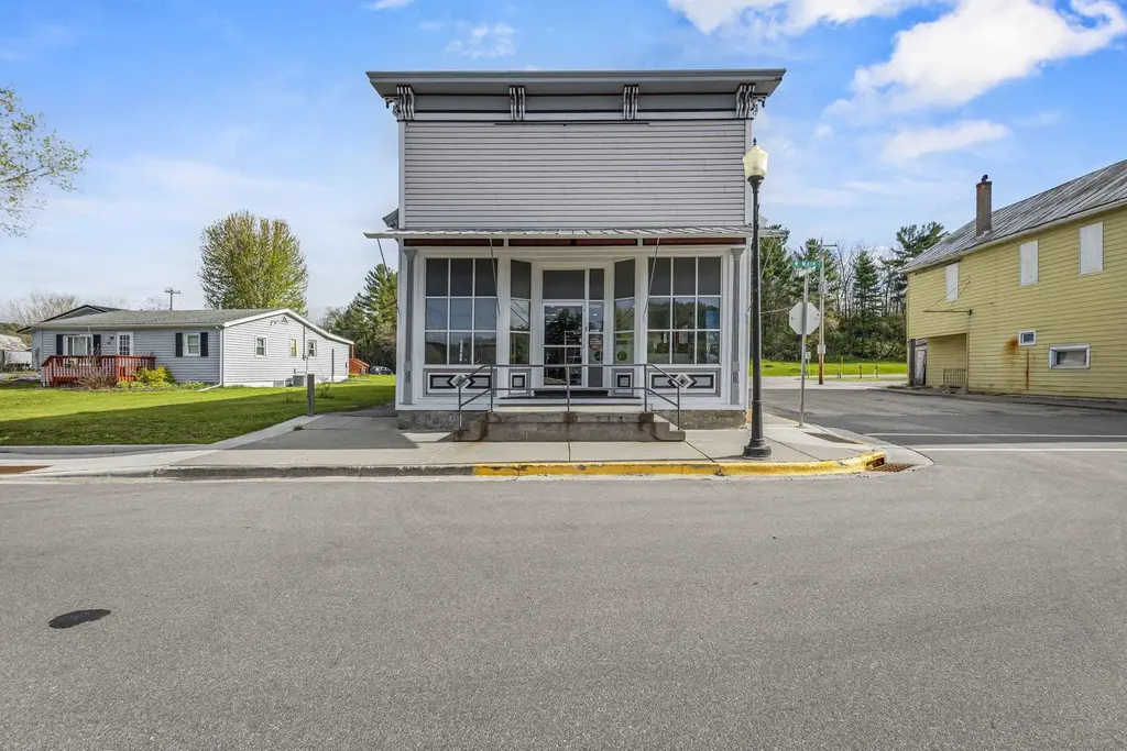 300 W Main Street, La Valle