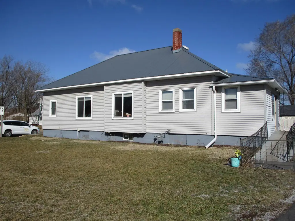 328 S Marquette Road, Prairie Du Chien