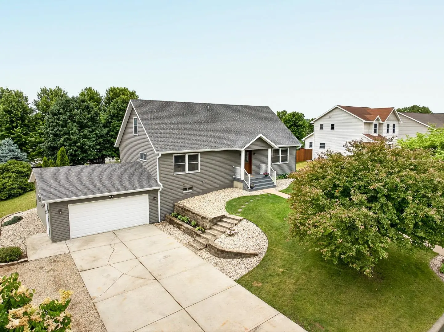 Photo of Listing #2024143