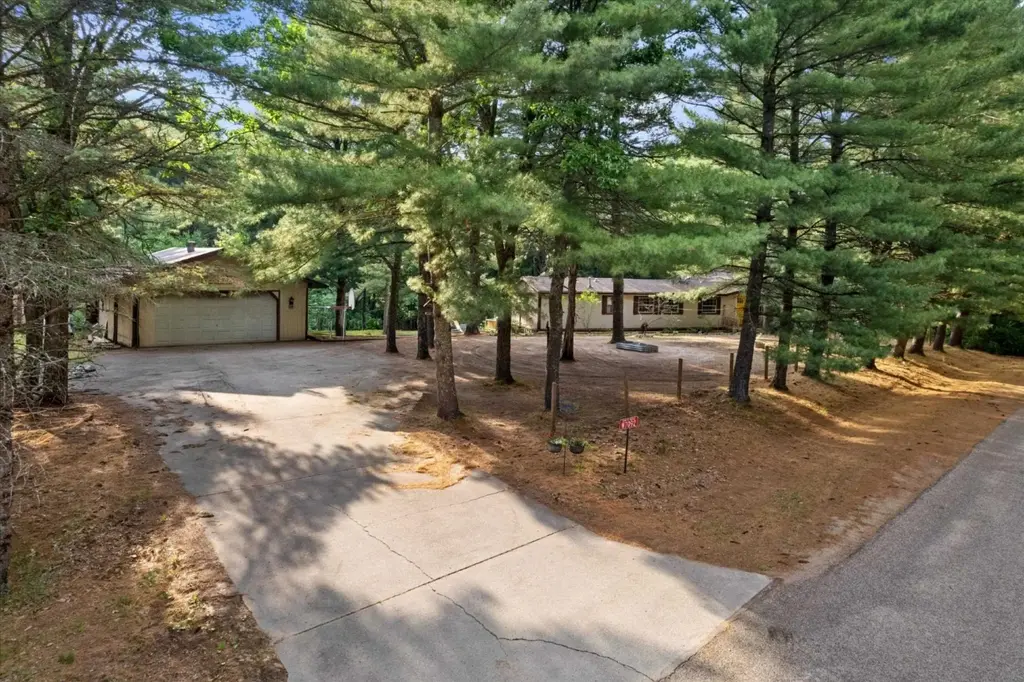 W7092 N Oakwood Circle, Marion