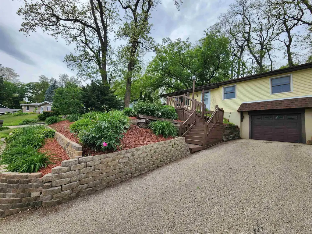 400 Woodcrest Lane, Milton