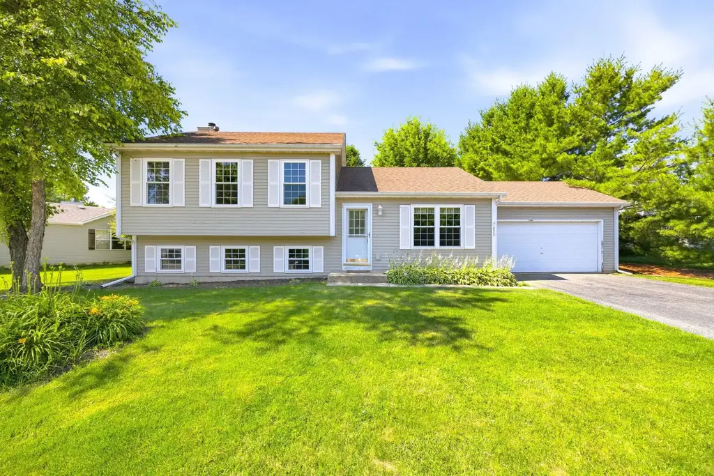 873 Oak Ridge Lane, Genoa City