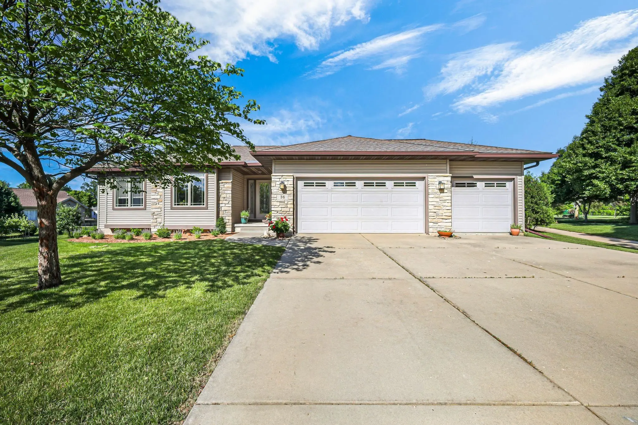 Photo of Listing #2027576