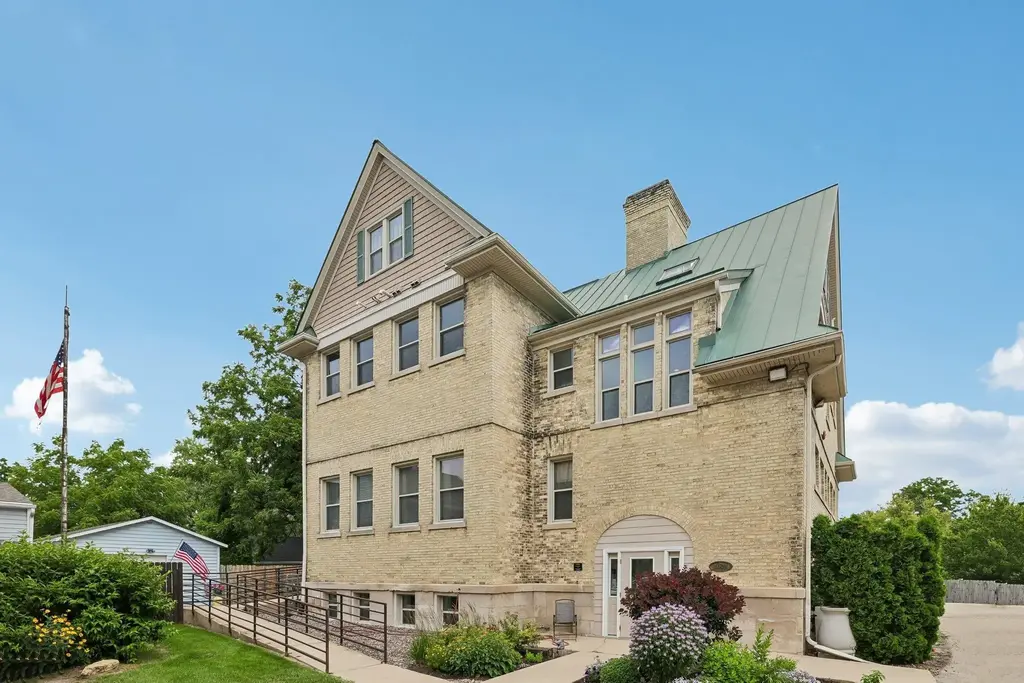 #6 - 1009 Summit Avenue, Stoughton