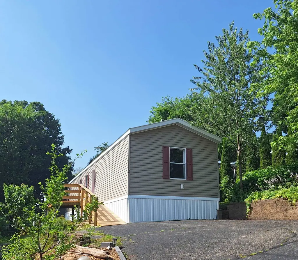 60 Apple Hill Drive, Blue Mounds