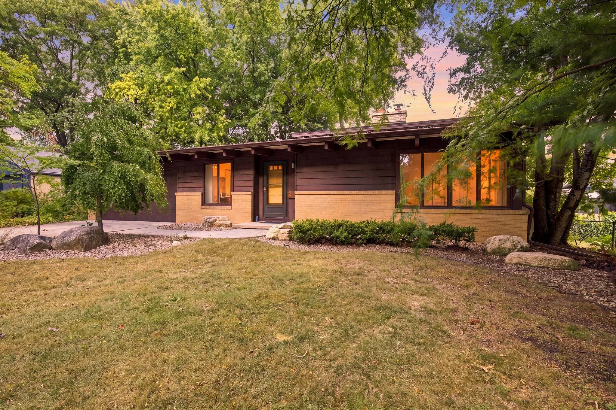 Photo of Listing #2028544