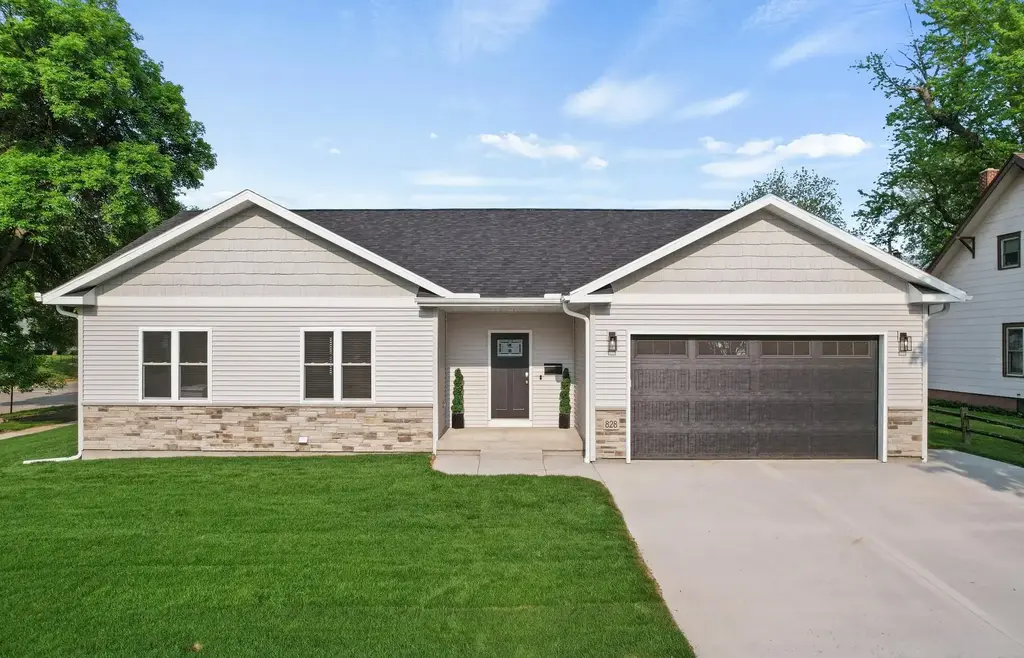 828 Elm Street, Wisconsin Dells