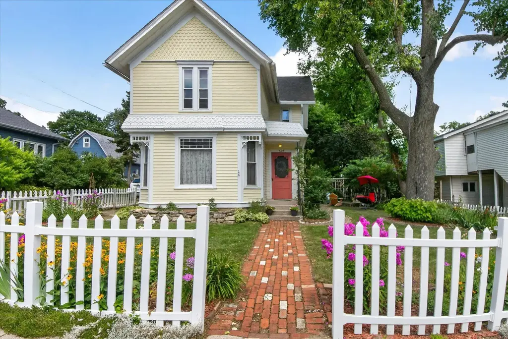 608 E High Street, Milton