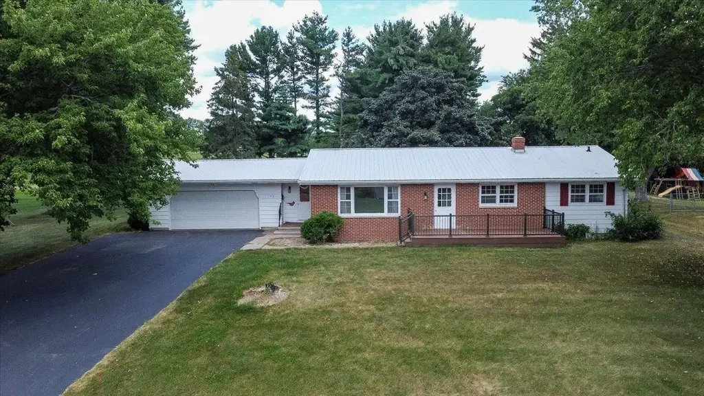 105 Holman Road, Deerfield