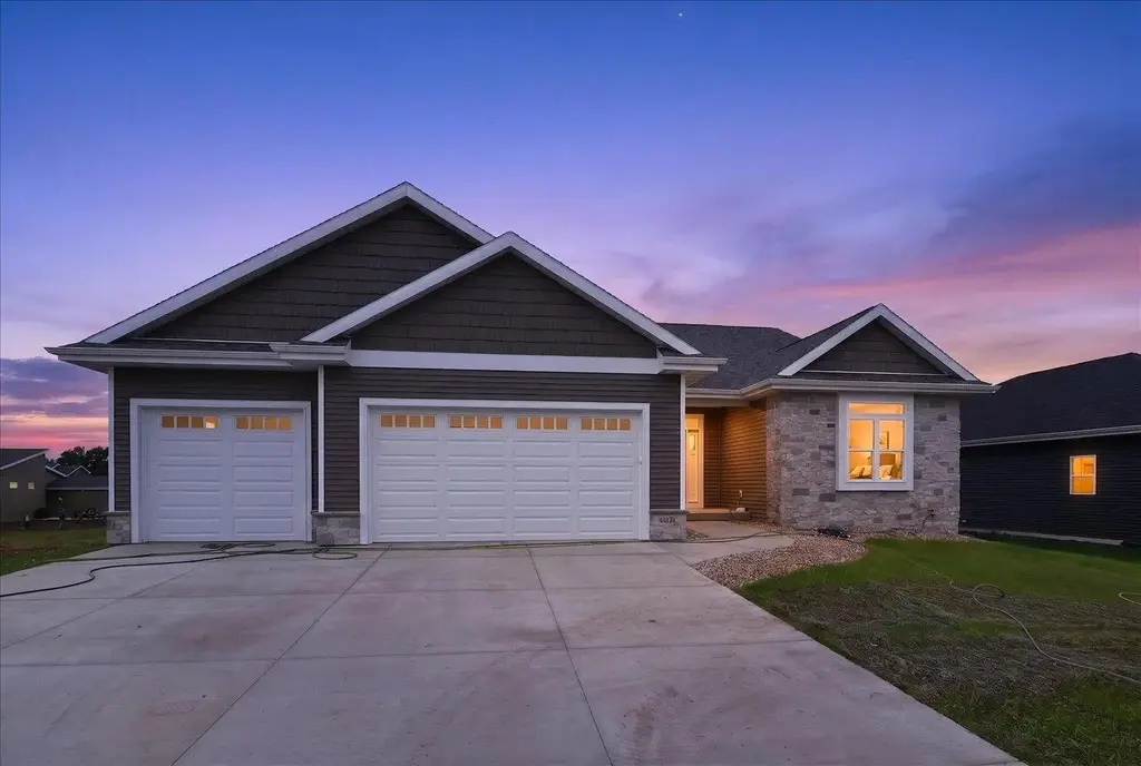 4074 Whistle Rock Circle, Windsor