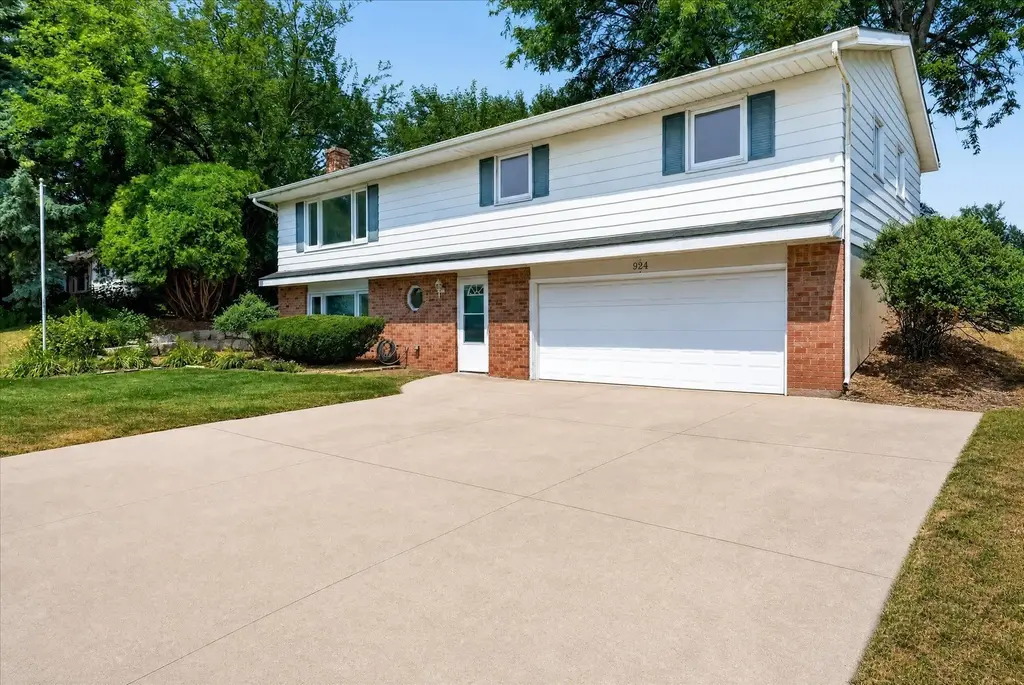 924 Buena Vista Drive, Sun Prairie