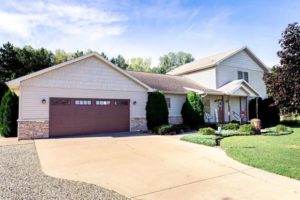 1929 Lakes Edge Lane, Quincy