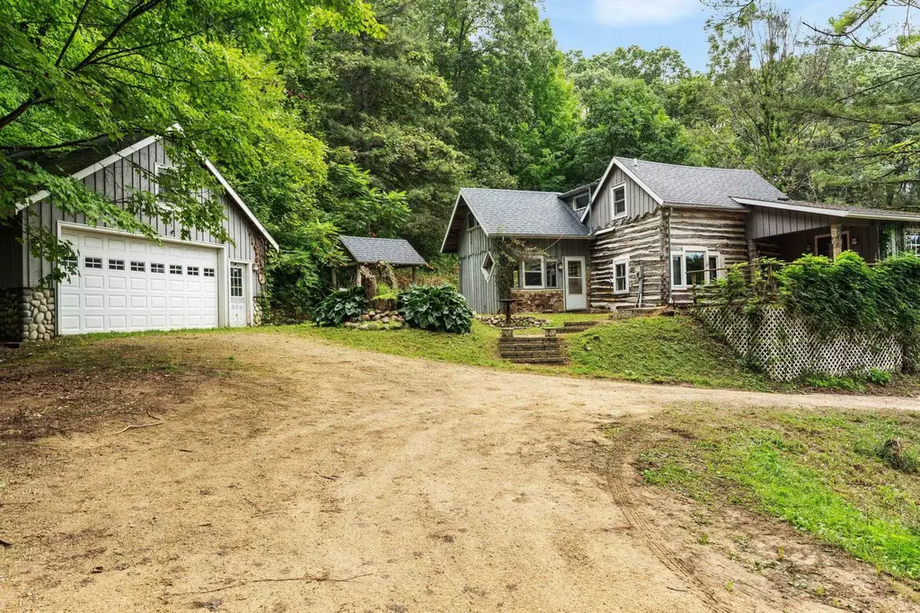 8237 Sweeney Road, Arena