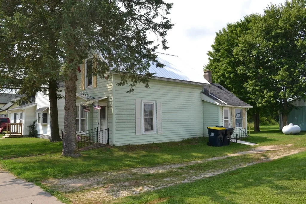 108 W Main Street, Camp Douglas