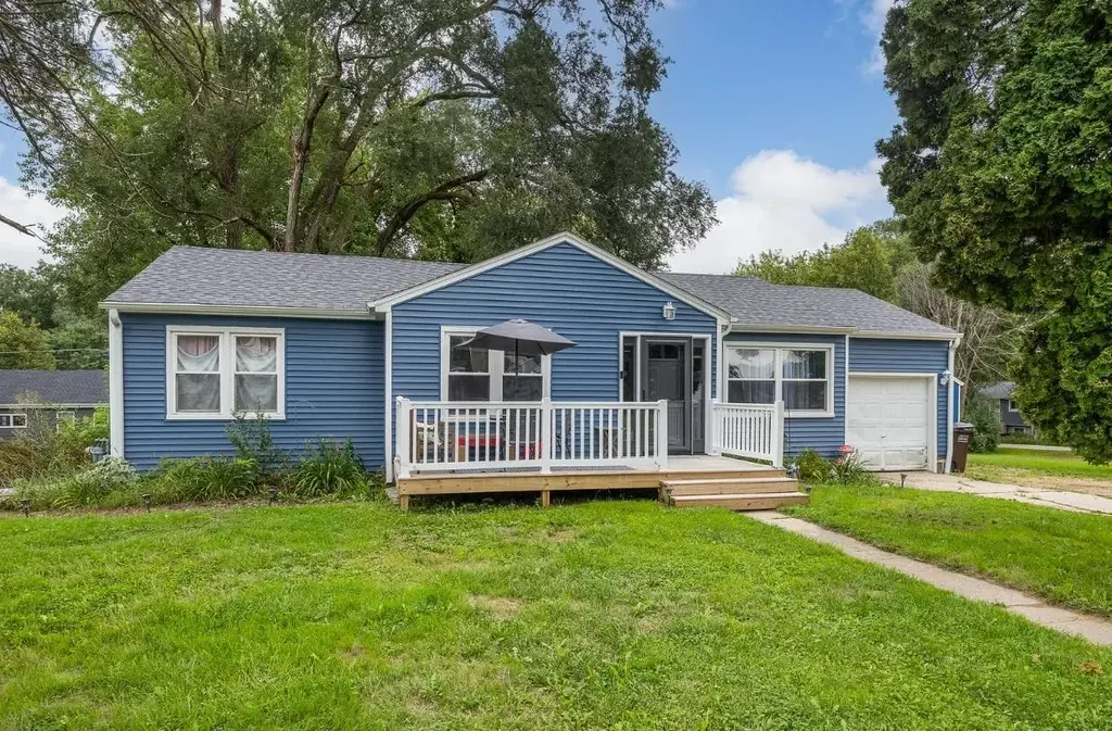 1608 East Road 1, Milton
