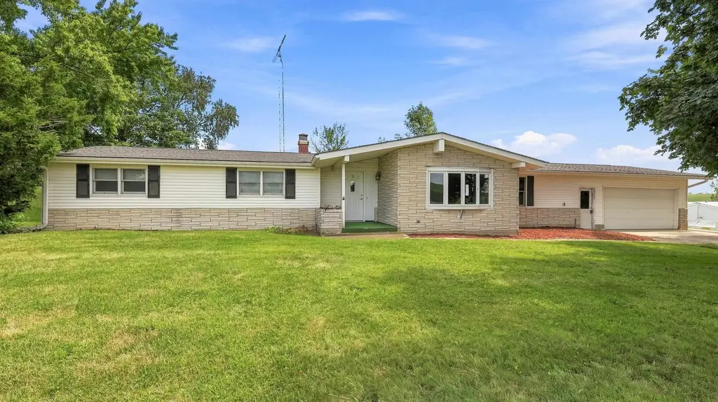 6058 Highway 23, Shullsburg