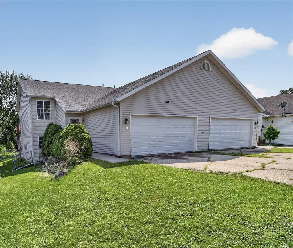 1201 Winston Drive, Edgerton