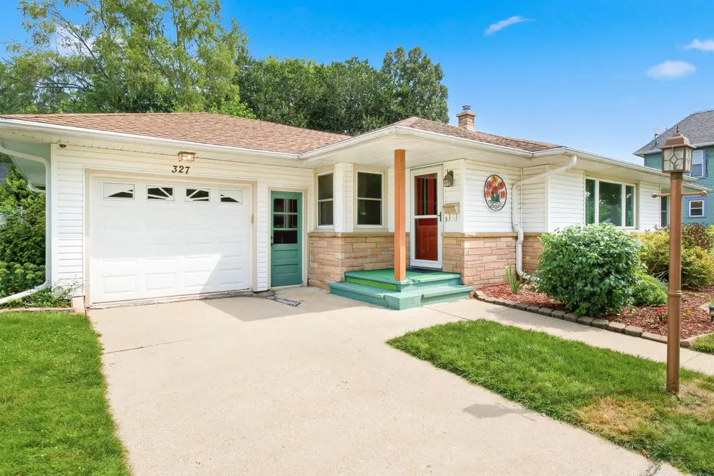327 Water Street, Lake Mills