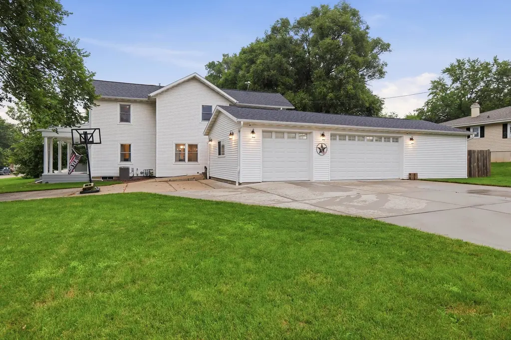 163 Valley Drive, Janesville