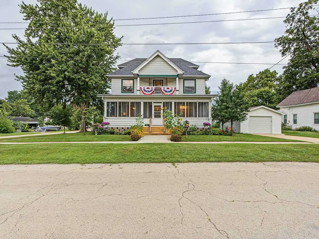 807 E 3rd Avenue, Brodhead