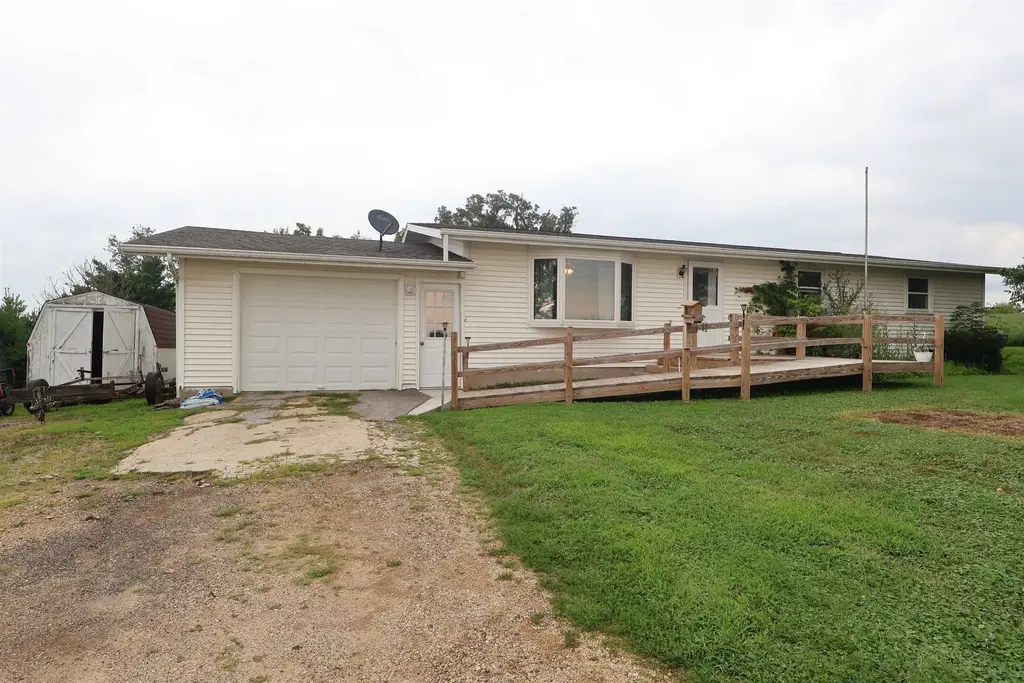 9158 Hwy 81, Beetown