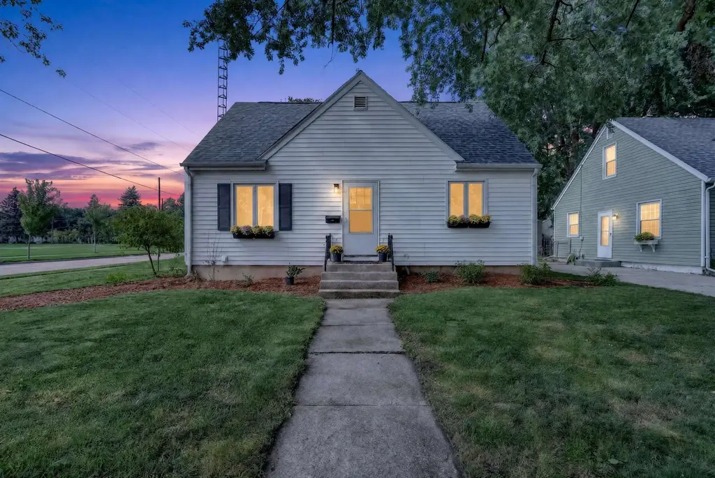 1524 Greenview Avenue, Janesville