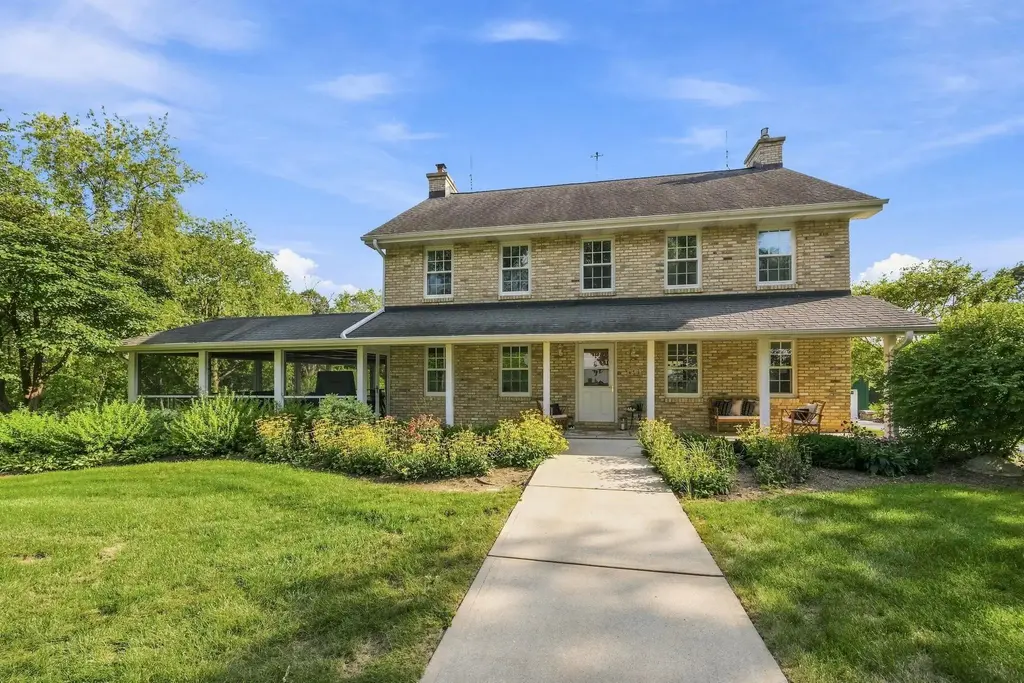 W2753 County Road Y, Hebron