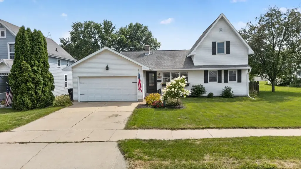 106 W 2nd Street, Waunakee