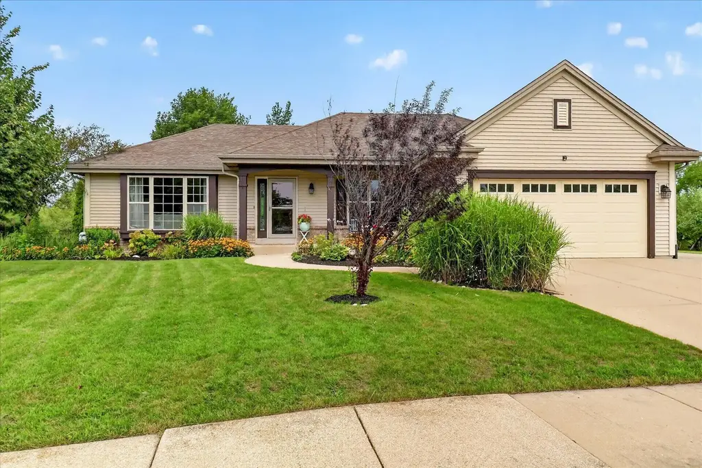906 Patricia Court, Elkhorn