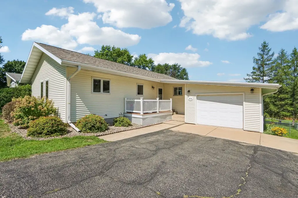 212 Nesheim Trail, Mount Horeb