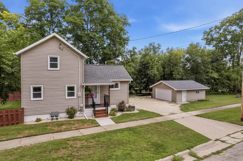 216 E Lawton Street, Edgerton