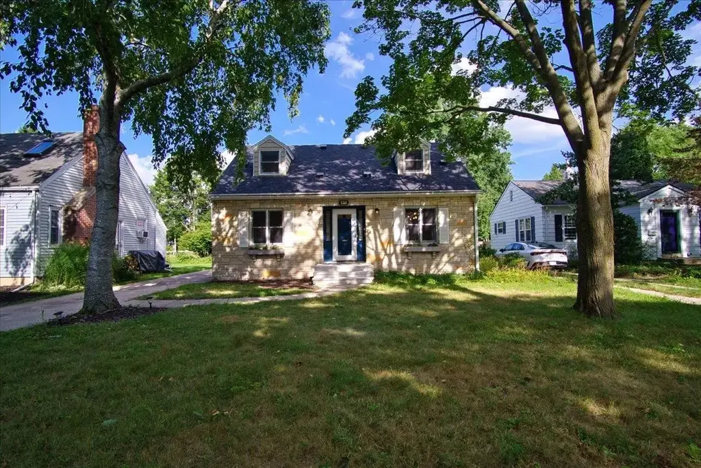 238 Kensington Drive, Maple Bluff