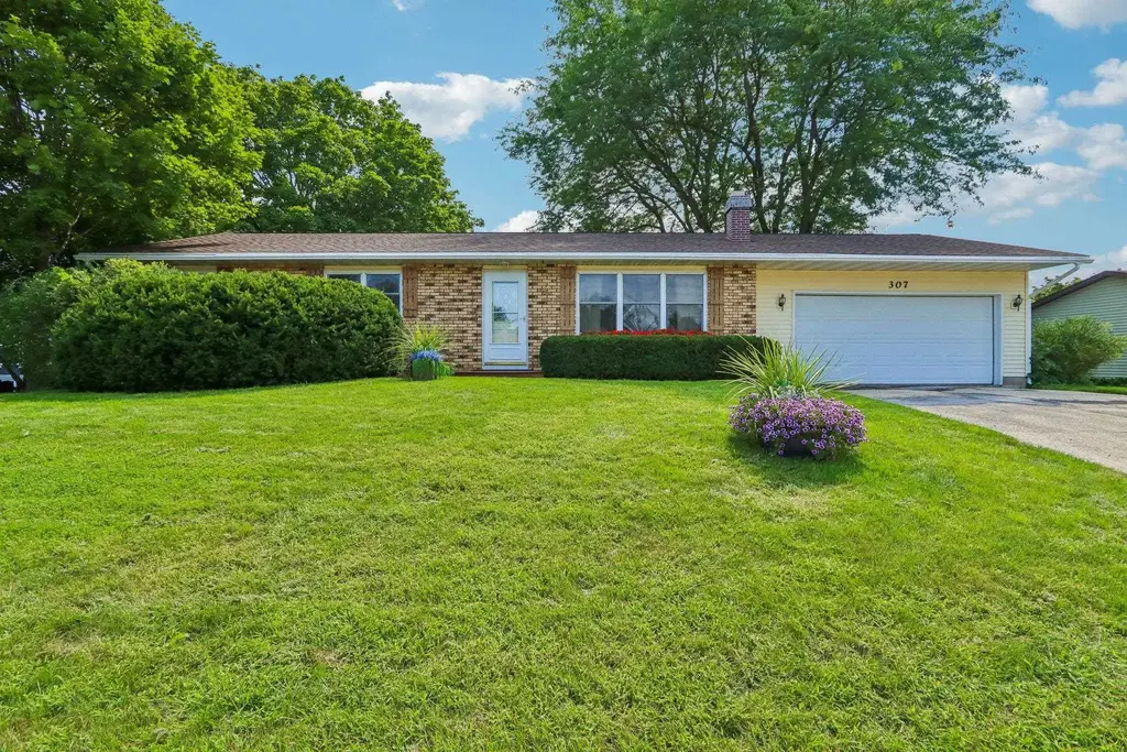 307 Meadowlark Circle, Deerfield