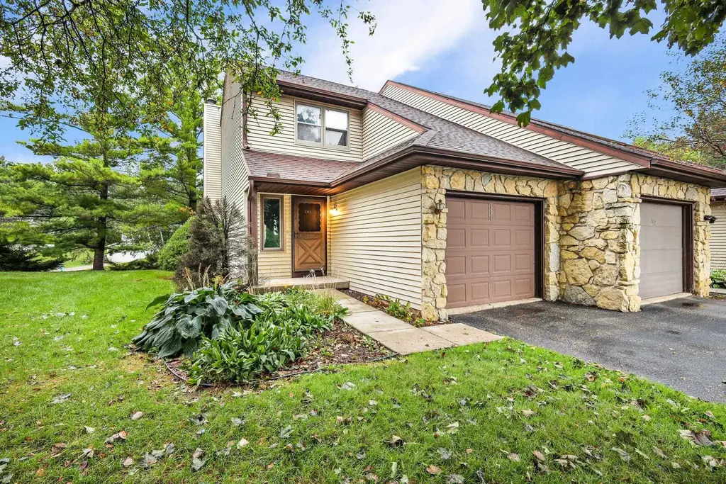 301 Williamsburg Way Court, Fitchburg